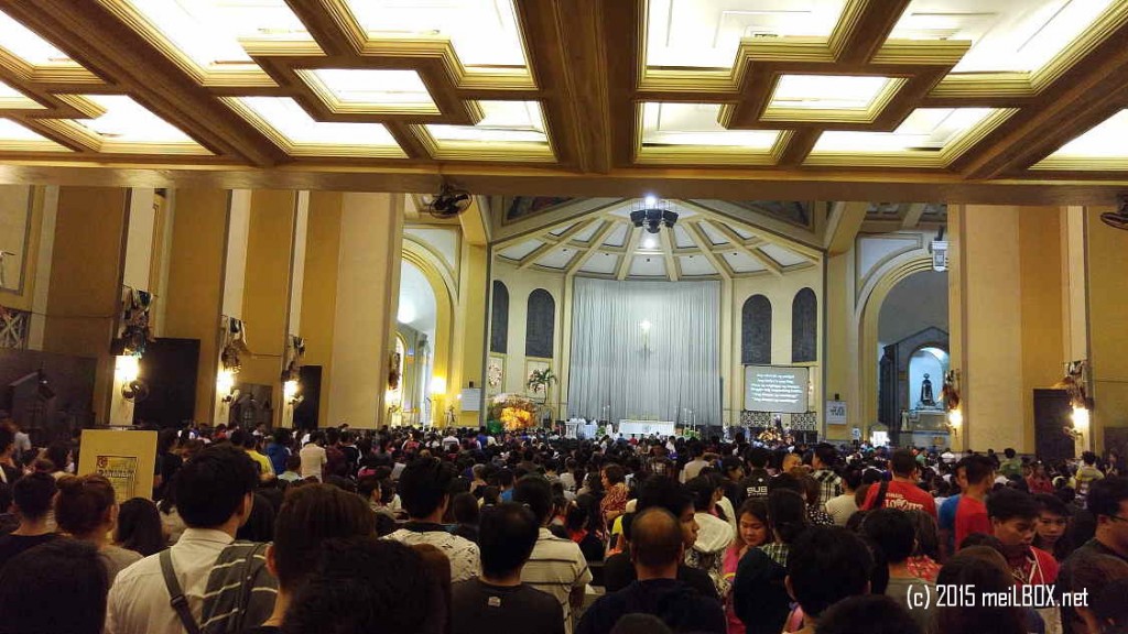 The huge crowd at the Sto Domingo Church in today's Simbang Gabi (20-Dec-15). [Image by JR Suarin]